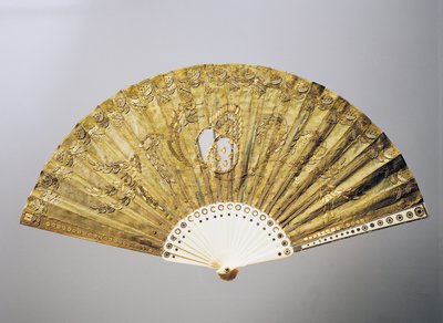 Abendhandfächer mit stilisierten Blumenmotiven in Seide mit Pailletten, eingelegte Knochenrippen von French School