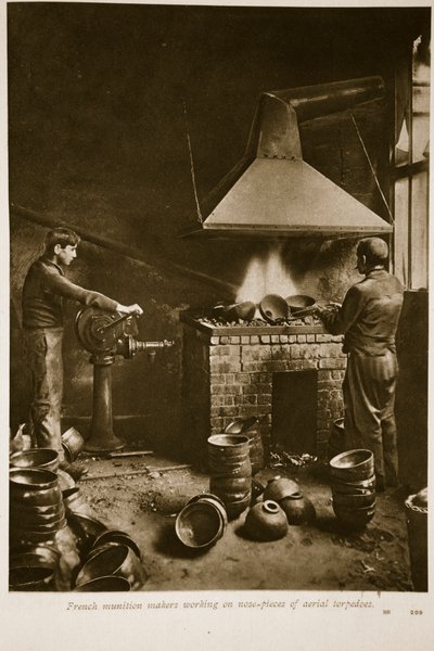 Französische Munitionshersteller arbeiten an Nasenstücken von Lufttorpedos, 1914-19 von French School