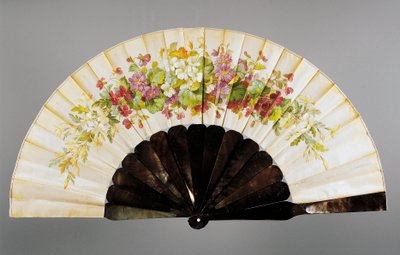 Handfächer mit Blumenmotiven, bemalte Seide und Perlmutt, geschaffen von Felix Alexandre, Paris von French School