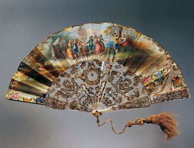 Fächer mit Szene von spielenden Kindern, Papierblatt mit Aquarell-Lithographie und Perlmutt-Rippen von French School