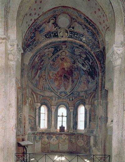 Innenansicht der Apsis mit einem Fresko, das Christus zeigt, wie er das Gesetz an St. Peter in Anwesenheit von Heiligen und Aposteln übergibt von French School