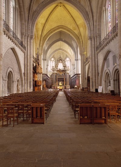 Innenansicht der Kathedrale von Angers (Maine et Loire), erbaut zwischen dem 12. und 15. Jahrhundert, die die perfekte Mischung aus romanischem und gotischem Stil darstellt. von French School