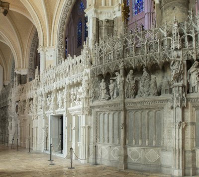 Innenansicht der Kathedrale von Chartres mit einem Detail des Chors von French School