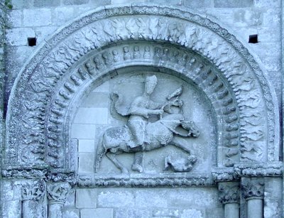 Ritter beim Falkenflug von der Fassade von French School
