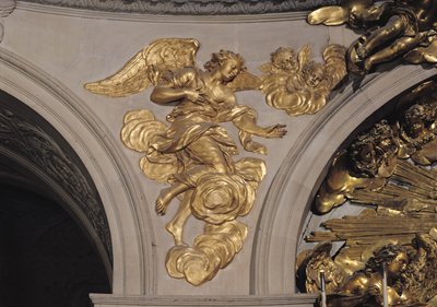 Engel im Louis XIV-Stil, vom Bogen links des Hochaltars in der Kapelle (vergoldete Bronze) von French School
