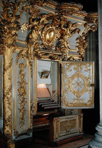 Orgel mit offener Tür, in der Kapelle von French School