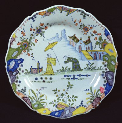 Teller, dekoriert im Chinoiserie-Stil, hergestellt in Rouen von French School