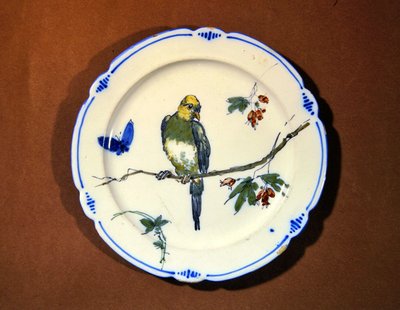Teller mit Vogel-, Schmetterlings- und Blütenmuster, Bourg-la-Reine-Manufaktur von French School