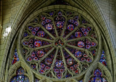 Rosettenfenster, das Szenen aus der Kindheit Christi darstellt von French School