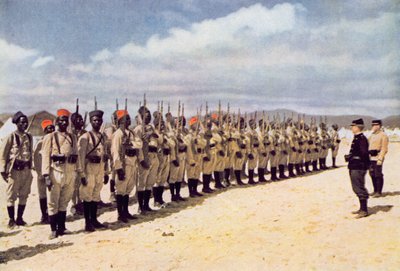 Senegalesische Infanterie am Strand von Frejus (nach einem kolorierten Foto), 1915 von French School