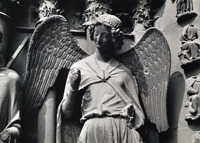 Der Engel mit einem Lächeln, Jambenfigur vom Westportal von French School