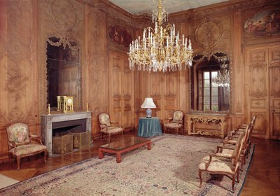 Die Große Lounge mit Holzarbeiten, die Verbeck zugeschrieben werden, und Möbeln aus der Louis XV-Periode, signiert von D. Delant und F. Folliot, 1730-36 von French School