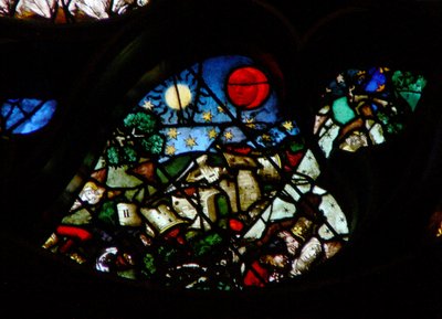 Das westliche Rosenfenster zeigt eine Szene aus dem Buch der Offenbarung: Öffnung des sechsten Siegels: Der große Tag seines Zorns; die Zerstörung durch Erdbeben, die Sonne mit einem schwarzen Sacktuch aus Haaren, und die... von French School