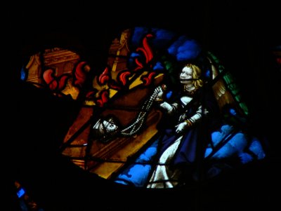 Das westliche Rosenfenster zeigt eine Szene aus dem Buch der Offenbarung: ein Engel, der Weihrauch zum Altar bringt (symbolisiert die Gebete der Heiligen) (8:3). von French School