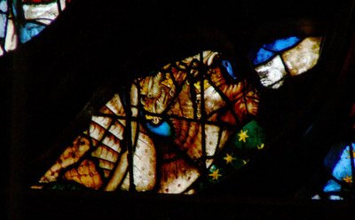Das Westrosenfenster zeigt eine Szene aus dem Buch der Offenbarung: Drache mit sieben Köpfen und zehn Hörnern und ein Drittel der Sterne (12:3-4). von French School