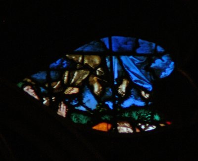 Das westliche Rosenfenster zeigt eine Szene aus dem Buch der Offenbarung: Auferstehung der Zeugen und ihr Aufstieg (in die blauen Wolken), während die Zuschauer erstaunt sind (11:11-13). von French School
