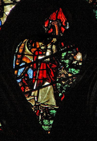 Das westliche Rosenfenster zeigt eine Szene aus dem Buch der Offenbarung: Ertönen der ersten Trompete. Hagel und Feuer fallen herab (8:6-7). von French School