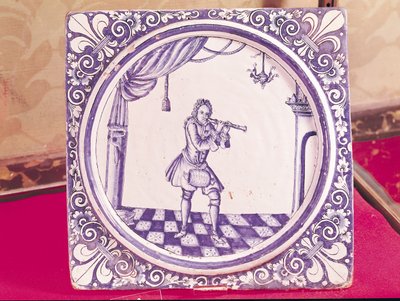 Fliese, die einen Klarinettisten darstellt, 1706 von French School