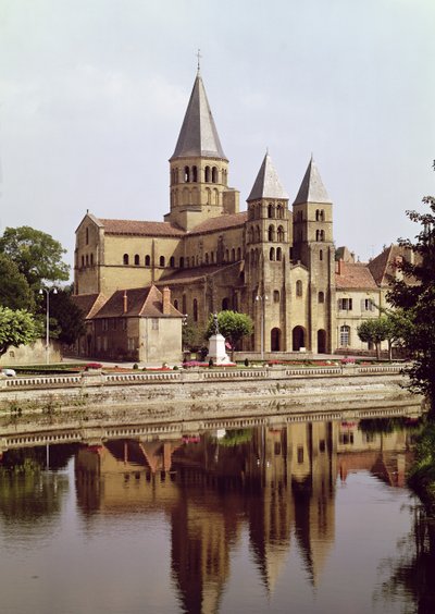 Ansicht der Kirche Notre-Dame, 11.-12. Jahrhundert von French School