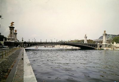 Ansicht der Pont Alexandre III, gebaut von den Ingenieuren Louis-Jean Resal (1854-1920) und Amedee Alby (1862-1942) für die Weltausstellung 1900, 1897-1900 von French School