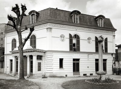 Ansicht der Fassade der Bibliothèque Marmottan vom Garten aus, gebaut 1880-1921 von French School