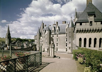 Ansicht der Westfassade des restaurierten Schlosses, gebaut für Jean Bourre, Minister von Ludwig XI. von Frankreich um 1465 von French School