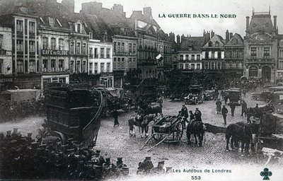 Krieg im Norden: Londoner Busse der Britischen Expeditionsstreitkräfte auf dem Hauptplatz von Bethune im Jahr 1915 von French School