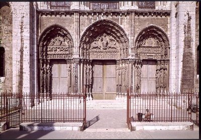 Westfassade mit den drei Türen des Königlichen Portals, darstellend (von links nach rechts) die Himmelfahrt, Christus in Majestät mit den Symbolen der Evangelisten und die Madonna mit Kind auf dem Thron, ca. 114 von French School