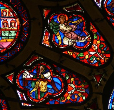 Fenster Ww mit Darstellung eines Engels mit Passionsinstrument - das Kreuz und eines Engels mit Trompete beim Jüngsten Gericht von French School