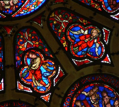 Fenster Ww mit Darstellung von Engeln, einer mit Passionsinstrument, der andere mit Trompete von French School