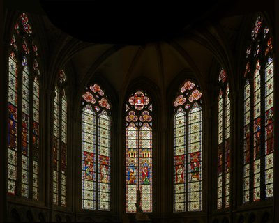 Fenster, das einen Blick auf die Ostkapelle darstellt: Die zentralen drei Fenster sind modern, aber die anderen stammen aus dem späten dreizehnten Jahrhundert von French School