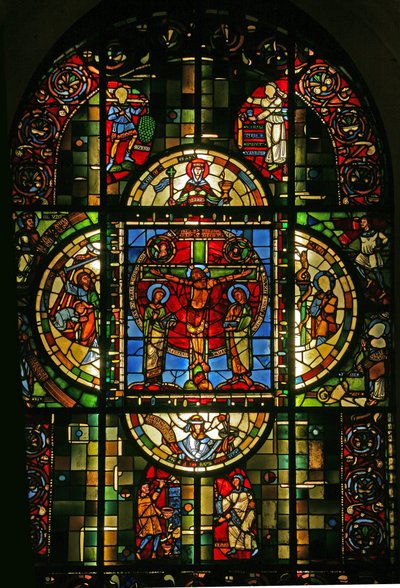 Fenster in der Sakristei, die Kreuzigung im Zentrum des typologischen Fensters darstellend von French School