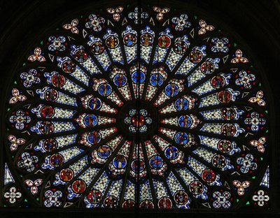 Fenster w121, das Nordrosenfenster, Darstellung von Aposteln, Evangelisten, Bischöfen, Königen, Märtyrern, St. Peter und St. Paul (Rosenfenster - innen) von French School
