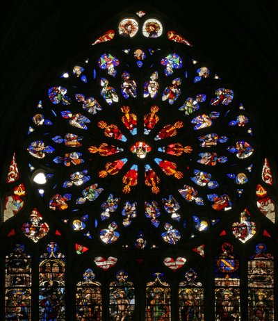 Fenster w135, Gott, Seraphim, musizierende Engel und zehn der Apostel. Die Lanzetten darunter enthalten späte C16-Figuren, die Schutzheiligen der damaligen Kanoniker: St. Jakob, St. Christophorus, St. Karl der Große von French School