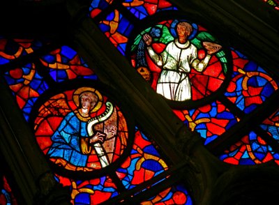 Fenster w141 mit Darstellung eines Musikerengels mit einer Harfe und anderen Engeln von French School
