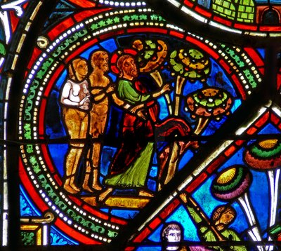 Fenster w15 zeigt das Fenster des barmherzigen Samariters: Gott weist Adam und Eva auf die verbotene Frucht hin von French School