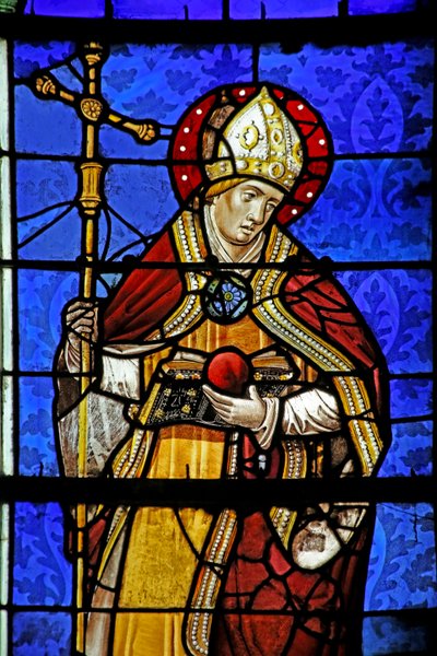 Fenster w18, Darstellung von St. Augustinus hält ein brennendes Herz von French School
