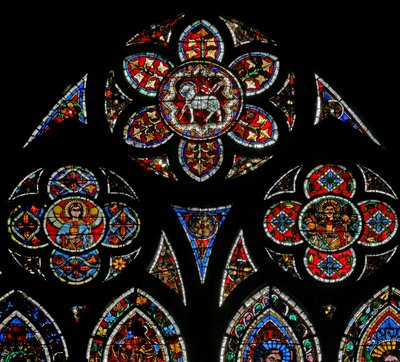 Fenster w202 mit Maßwerklichtern, zwei Engeln und dem Agnus Dei von French School