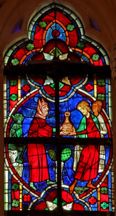 Fenster w209 zeigt eine Szene aus einer Legende des Heiligen Nikolaus: ein Teufel gibt Reisenden eine Flüssigkeit von French School