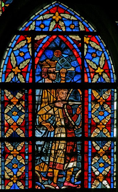 Fenster w209, eine Szene aus dem Leben des heiligen Savinien darstellend: ein Bogenschütze zielt auf Savinien, der an eine Säule gebunden ist, trifft aber stattdessen den Kaiser ins Auge von French School
