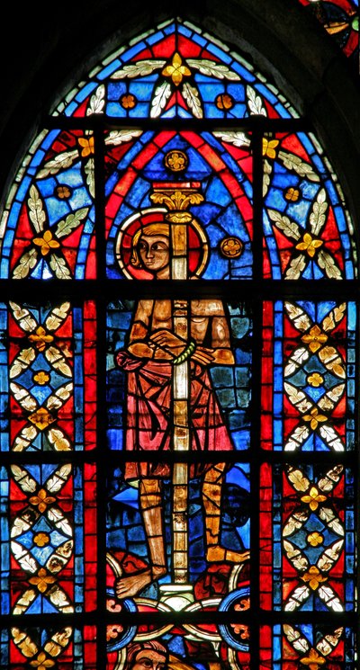Fenster w209, eine Szene aus dem Leben des heiligen Savinien darstellend: ein Bogenschütze zielt auf Savinien, der an eine Säule gebunden ist, trifft aber stattdessen den Kaiser ins Auge von French School