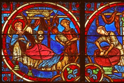 Fenster w2 zeigt die Geburt Christi mit Hebammen von French School