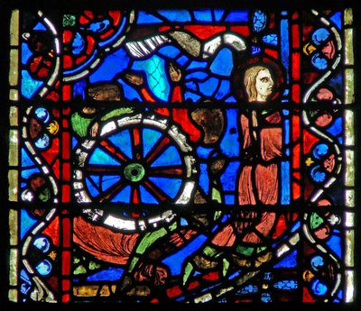 Fenster w53, Darstellung einer Szene aus dem Leben der St. Katharina: die Folterknechte bereiten das Rad für ihre Qual vor von French School
