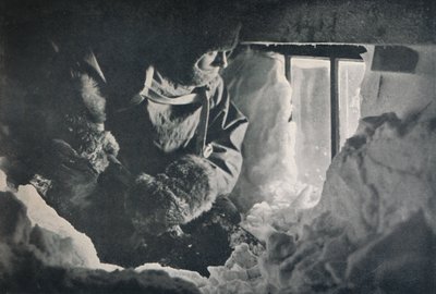 Schneeräumung vom Fenster der Hütte am Kap Adare, ca. 1911, 1913 von G. Murray Levick