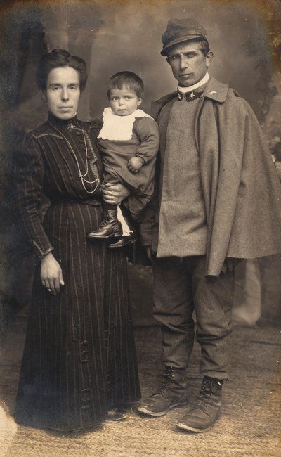 Postkarte mit einem Infanteriesoldaten, Kanonier, in der Uniform des Krieges mit seiner Familie, 16031917 von G. Negri