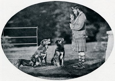 Mr. Francis Clark, The Queens Gillie, mit drei ihrer Lieblingshunde von G. W. Wilson and Company