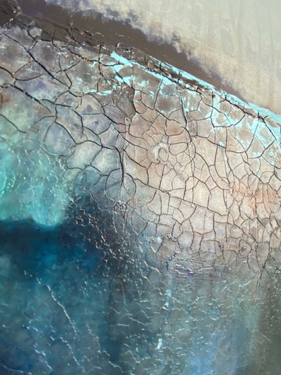 Erdige Risse Blaues Wasser von Gabriela Aleksandra Szuba