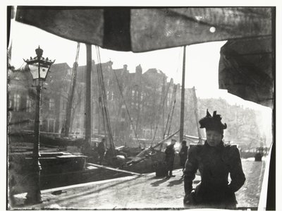 Porträt einer Frau, die über die Prinsengracht in Amsterdam spaziert von George Hendrik Breitner