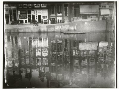 Spiegelung von Grachtenhäusern im Wasser am Singel 377 bis 385 in Amsterdam von George Hendrik Breitner