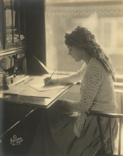 Mary Pickford schreibt an einem Schreibtisch von Bartolome Esteban and studio Murillo